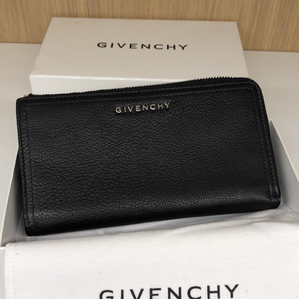 🎉HPx2🎉Givenchy wallet AUTHENTIC